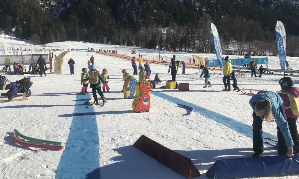 Kinderland mit Hindernissen und Kursgruppen am Tannerfeld