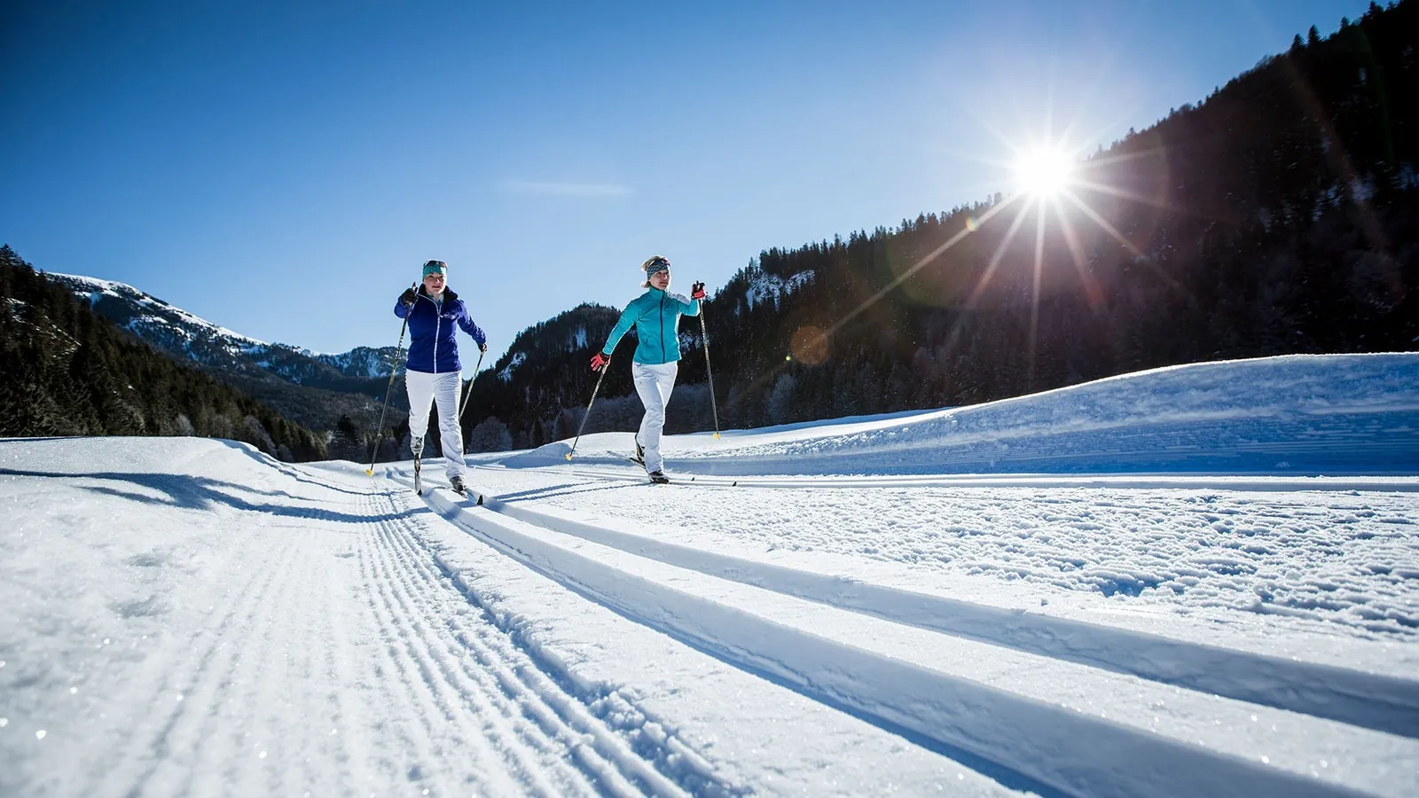 Zwei Langläufer in der Sonne auf der Loipe bei Bayrischzell