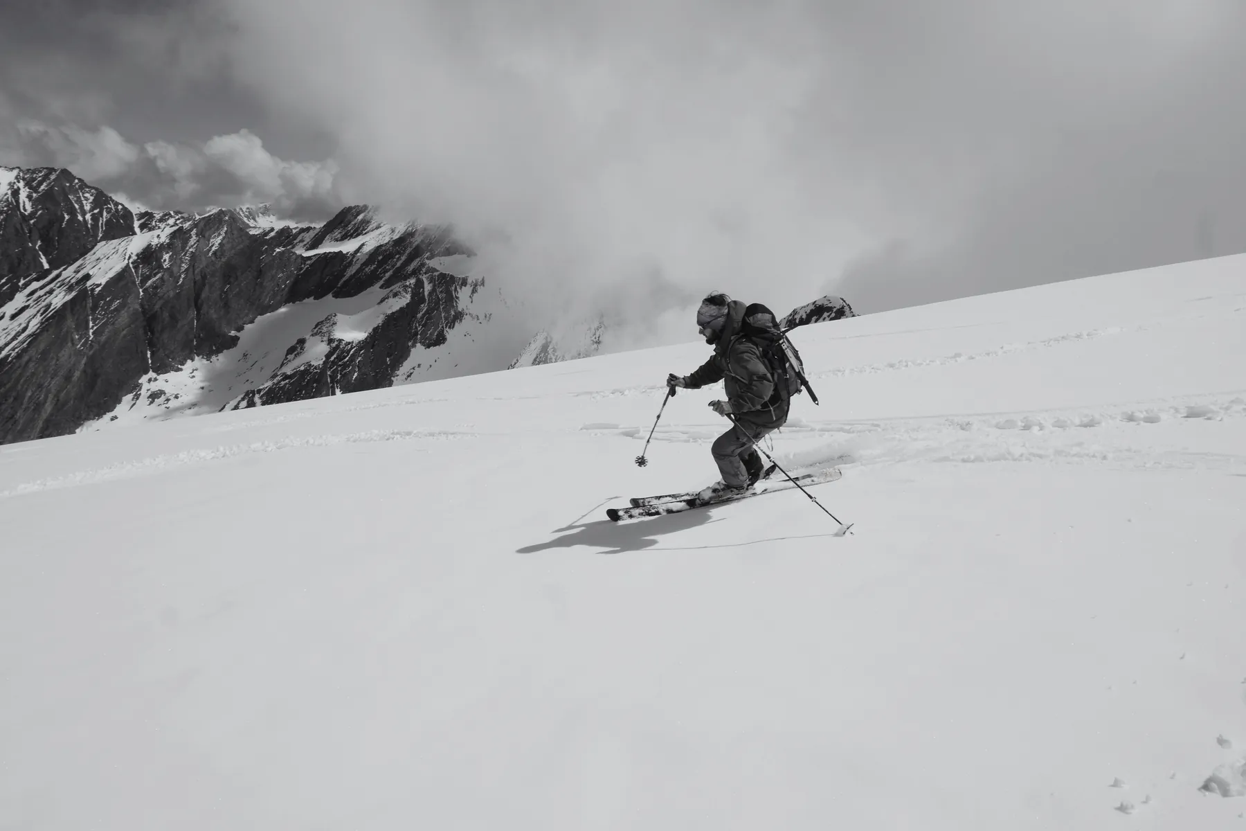 Skifahrer im Tiefschnee