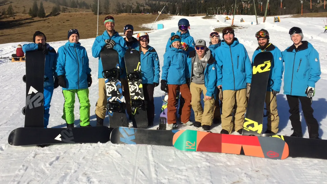 Snowboardlehrer der Skischule Sudelfeld mit ihren Boards