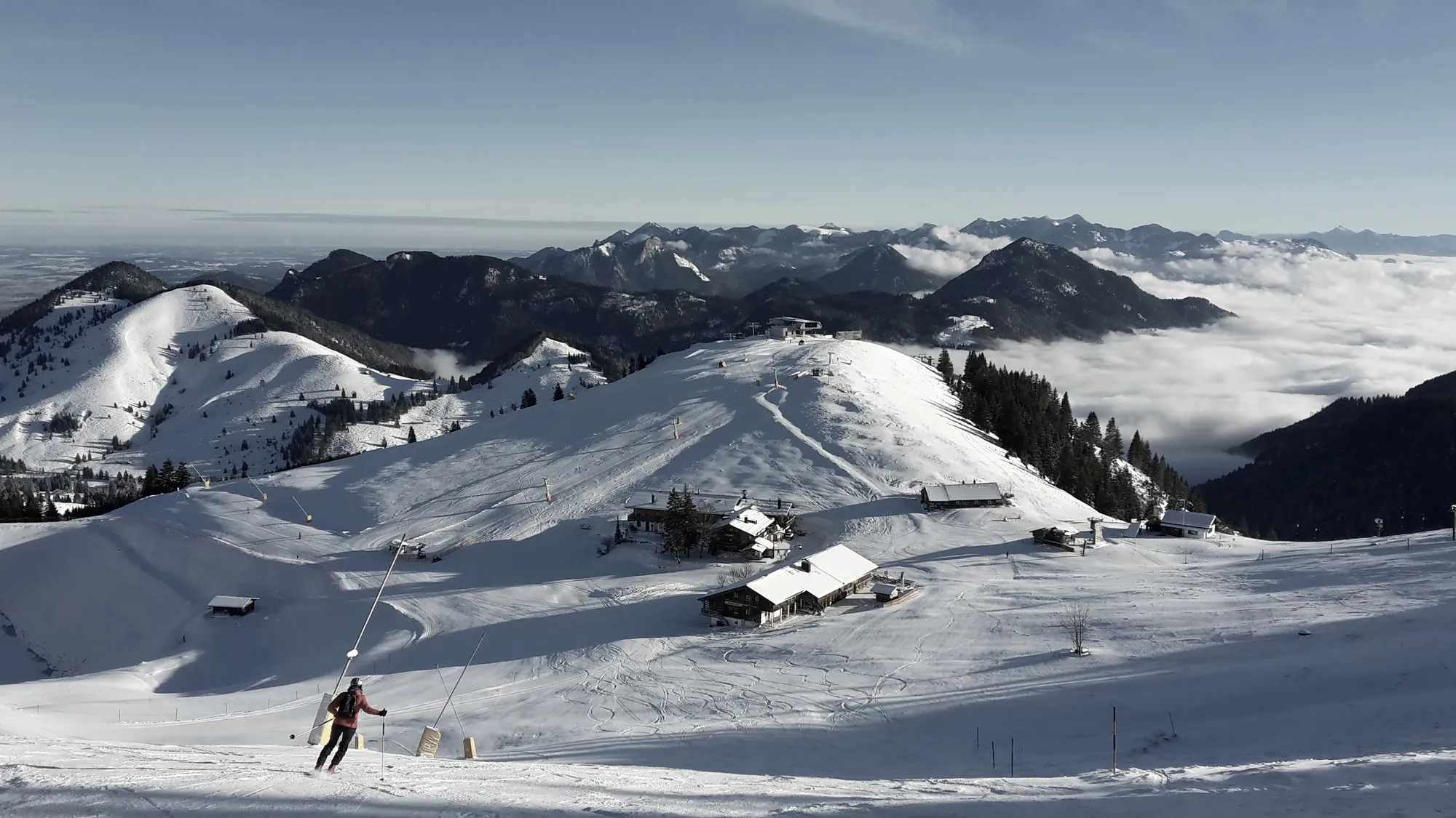 Verschneite Pisten am Sudelfeld mit Blick über die Berge