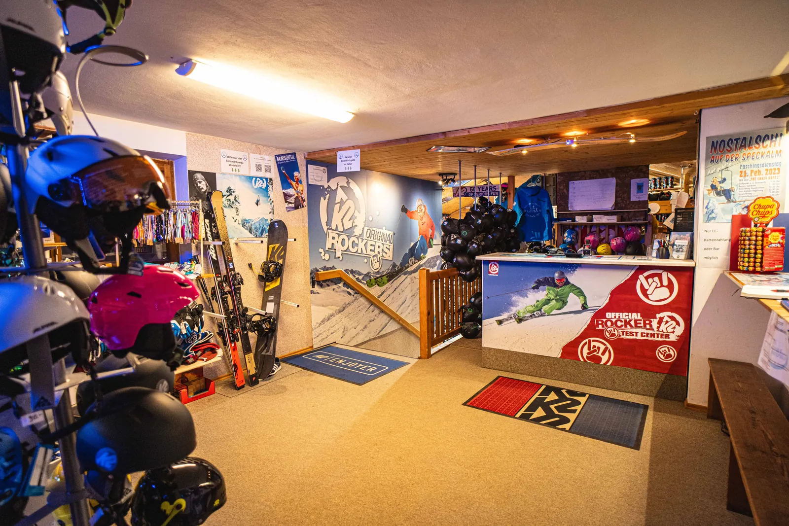Verleihtheke mit Helmen, Snowboards und Zubehör